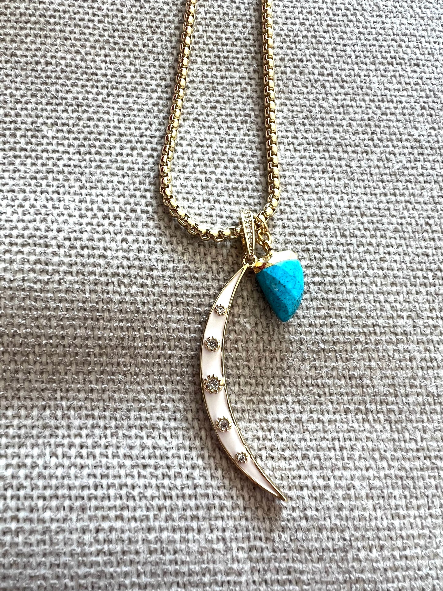 Gold boxchain necklace with Enamel Horn