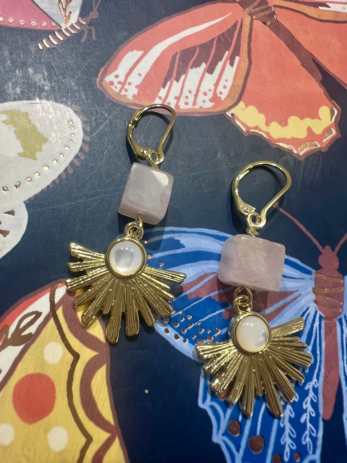 Shell pearl Burst earrings