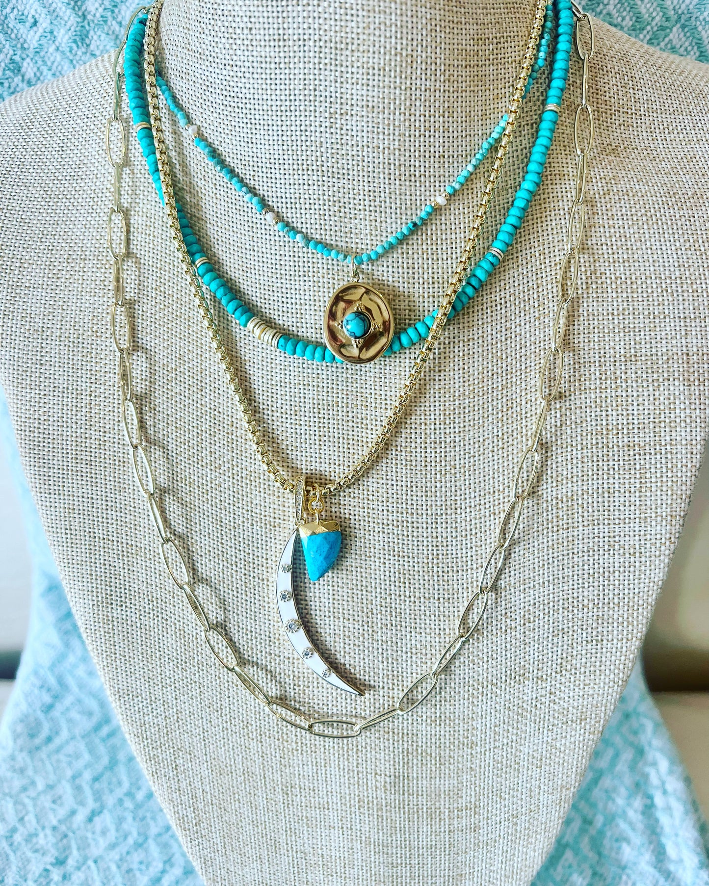 Gold boxchain necklace with Enamel Horn