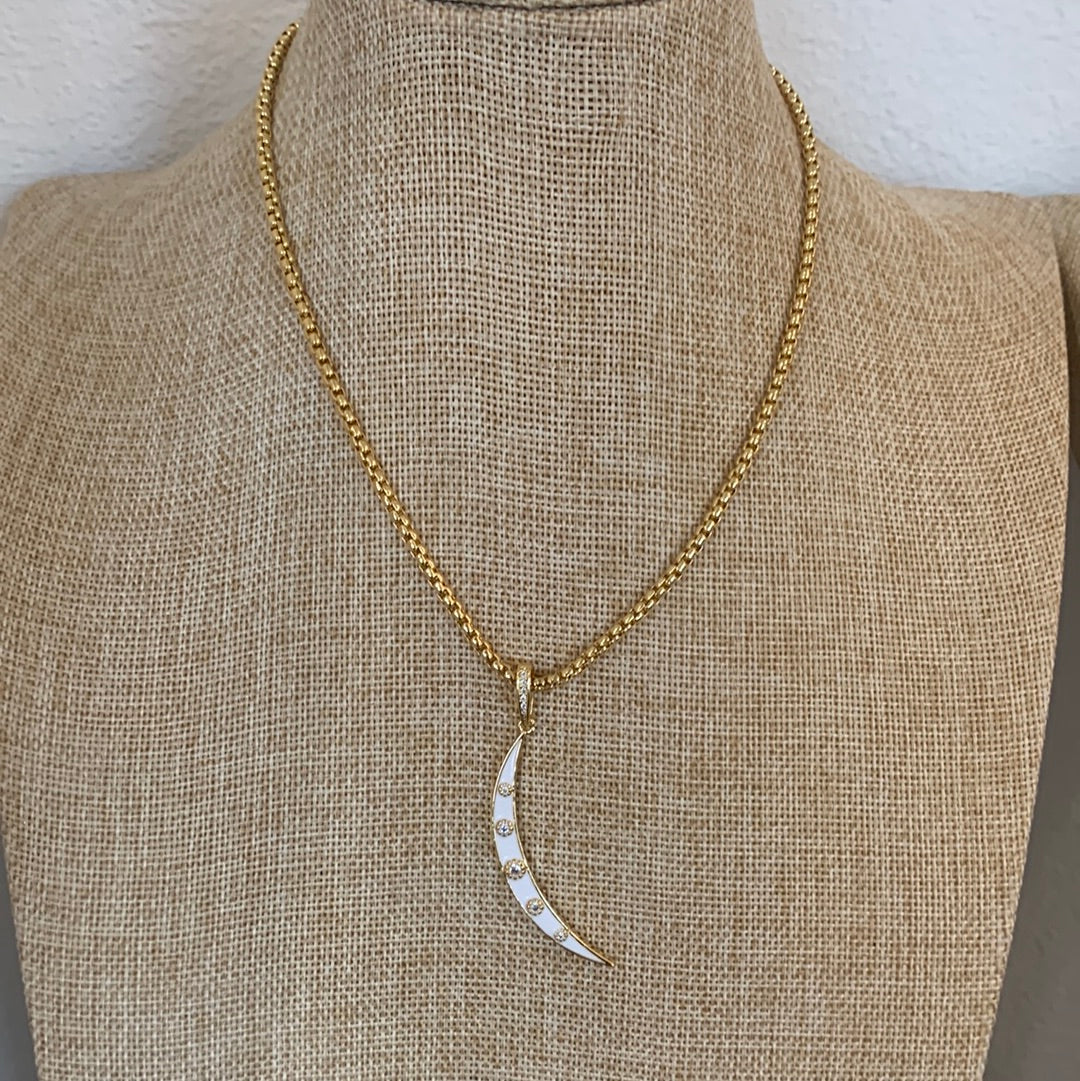 Gold boxchain necklace with Enamel Horn